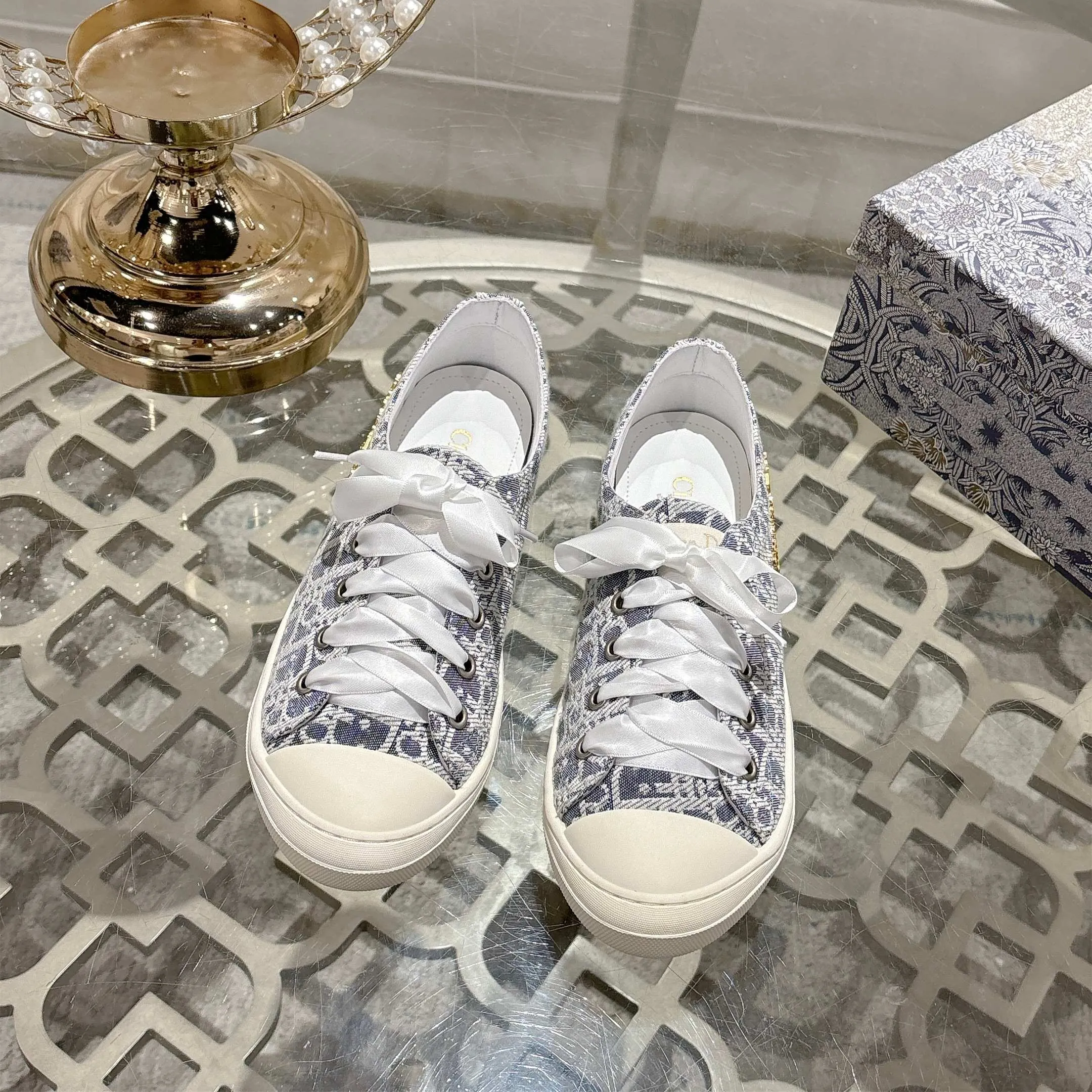 👟👟Ex-factory price 440👟👟 Dior ballet-style casual shoes, the same style as celebrities, satin fabric, breathable mesh lining, sheepskin for feet, wear-resistant rubber sole, size 35-40.